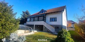 Großzügige Villa mit mehreren Wohneinheiten für viele Nutzungen