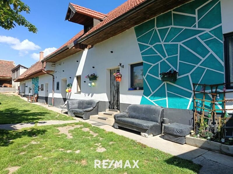 Vielseitiges Wohnhaus mit gro&szlig;z&uuml;gigem Hof und Nebengeb&auml;uden