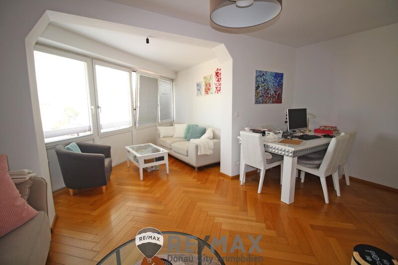 "- Fernblick &uuml;ber Wien - Schickes Eck-Nest hoch &uuml;ber dem Platz - Lift, Wanne, Keller!"