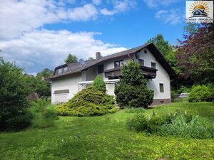 Absolut ruhig gelegen Villa mit überdachtem Pool, direkt am Waldrand auf 2.003 m² Grundstück.