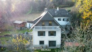 Haus mit zwei Wohneinheiten und Gartenidylle