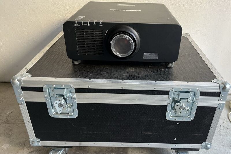 Panasonic PT-DZ870EK+Objektiv*3D DLP Beamer Projektor