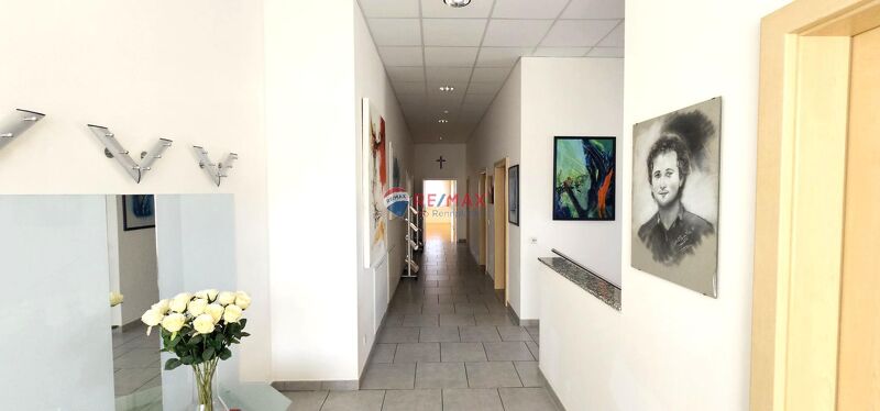 Modernes Bürohaus mit flexibel gestaltbaren Großraumbüros im Industriepark St. Veit