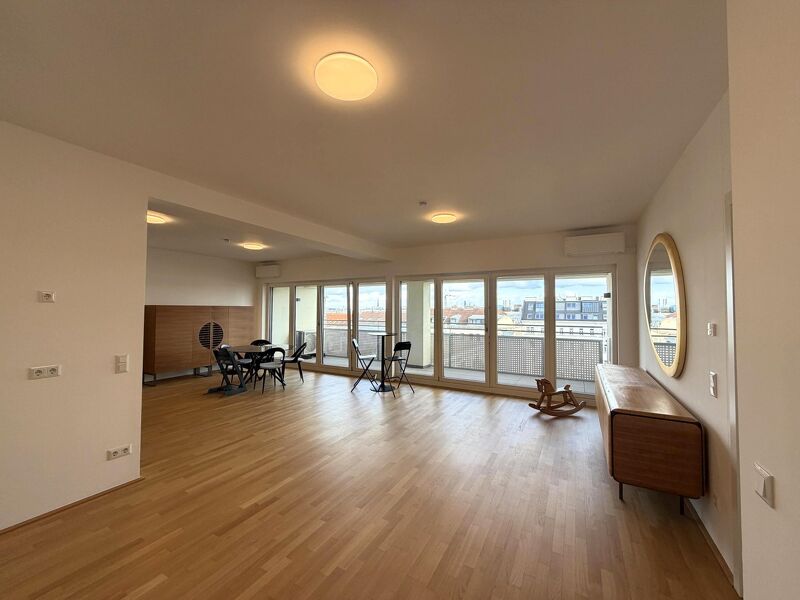 4 Schlafz. und ein gro&szlig;es Wohnzimmer der gehobenen Klasse, inkl. 2 PP // 4 bedr. and a large, upscale living, including 2 parking spaces //