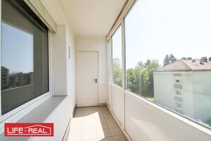 Gro&szlig;z&uuml;gige 4-Zimmer-Wohnung mit Loggia und Stellplatz ? Potenzial zur Sanierung vorhanden
