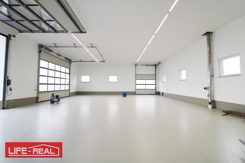 Neu sanierte Lagerhalle in zentraler Lage nahe Autobahnkreuz Sattledt
