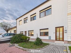 Gro&szlig;z&uuml;giges  MEHRFAMILIENHAUS  in Ruhelage in Pachfurth