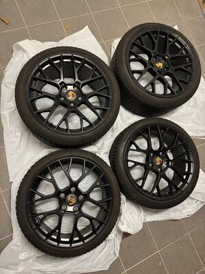 Porsche 992.1 Winterr&auml;der Spyder RS schwarz