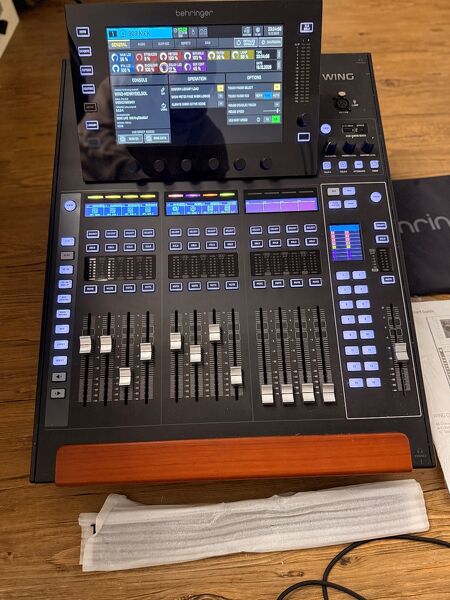 Behringer  Wing Compact