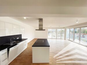 Lichtdurchflutete, gro&szlig;e 2 Zimmer-Neubauwohnung mit K&uuml;che!