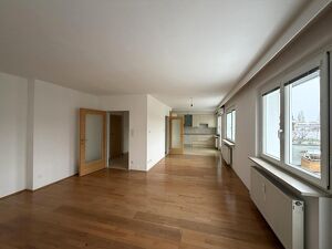 Klimatisierte Dachgeschosswohnung mit 4 Schlafzimmer und Garage // Air-conditioned attic apartment with 4 bedrooms and garage //
