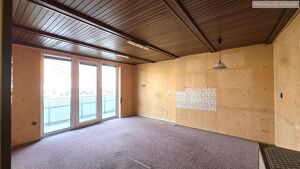 Sanierungsbed&uuml;rftige 1+ Zimmer Wohnung mit gro&szlig;er Loggia in U-6 N&auml;he - Hochparterre