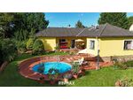 Licht, Luft und Freiheit: Bungalow mit gro&szlig;em 1.622 m2 Garten und Pool