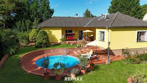 Licht, Luft und Freiheit: Bungalow mit gro&szlig;em 1.622 m2 Garten und Pool