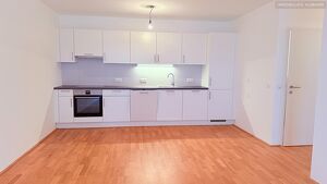 AB SOFORT! Familienwohnung, 3 zentrale Zimmer, Wohnfl&auml;che 91m2 inklusive Loggia/ AUCH WG tauglich!