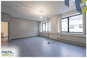 B&uuml;ro- oder Praxisfl&auml;che mit Blick auf die Landstra&szlig;e