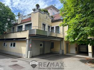 "Gro&szlig;z&uuml;gige 215 m&sup2; Wohnung mit 35 m&sup2; Terrasse in Innenhoflage!"