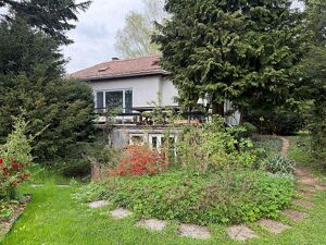 TEILUNTERKELLERTER BUNGALOW MIT POOL UND SCH&Ouml;NEM GR&Uuml;NBLICK