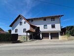 EIN- ZWEIFAMILIENHAUS MIT ZWEI EING&Auml;NGEN UND 3 GARAGEN