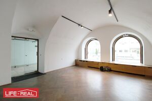 Exklusives Gesch&auml;ftslokal in bester Lage: Historisches Ambiente im Herzen von Ried
