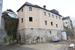 Gro&szlig;es Wohnhaus im Stadtbereich