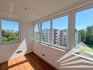 Sch&ouml;ne, gut aufgeteilte 2,5 Zimmerwohnung mit Wintergarten und K&uuml;che - ab sofort verf&uuml;gbar!