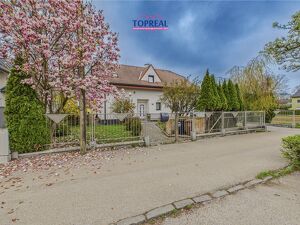 Traumhaftes Einfamilienhaus mit weitl&auml;ufigem Eigengarten inklusive Pool, gro&szlig;z&uuml;gigem Kellerbereich und zentraler Lage in Wels