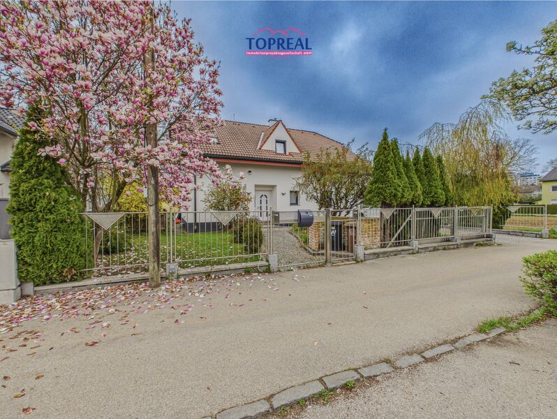 Traumhaftes Einfamilienhaus mit weitläufigem Eigengarten inklusive Pool, großzügigem Kellerbereich und zentraler Lage in Wels