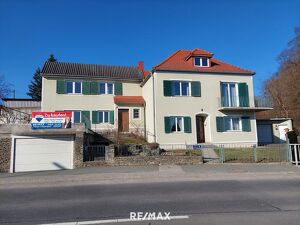 Zwei Wohnh&auml;user in zentraler Lage, 2 Garagen, Terrasse und kleiner Garten