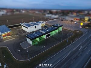 Fahrzeugaufbereitungs-Halle mit Shop bei hochfrequentiertem Waschpark