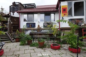 Einfamilienhaus mit drei eigenst&auml;ndigen Wohnungen und einzigartigem Erlebnisgarten