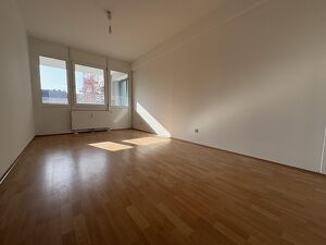 Charmante 2-Zimmer-Wohnung mit Loggia in ruhiger Innenhoflage