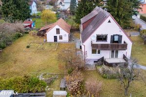 Haus mit Sanierungsbedarf auf gro&szlig;em Grundst&uuml;ck in perfekter Wohngegend