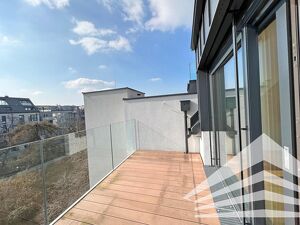 Stylische 3,5 Zimmer - Penthousewohnung mit 2 Au&szlig;enbereichen und moderner Einbauk&uuml;che!