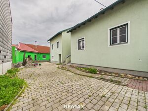 Liegenschaft mit Ausbaupotenzial: 2 Geb&auml;ude, 5 Einheiten
