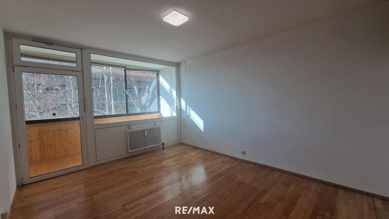 Zentrale Lage: Garconniere mit Loggia und TG-Abstellplatz