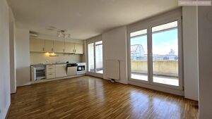 Maisonette-Wohnung mit gro&szlig;er Terrasse und 2 WCs - U1 N&auml;he!!