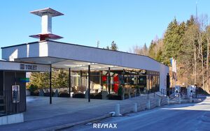Moderne Gesch&auml;ftsfl&auml;che an hochfrequentierter Autobahnrastst&auml;tte