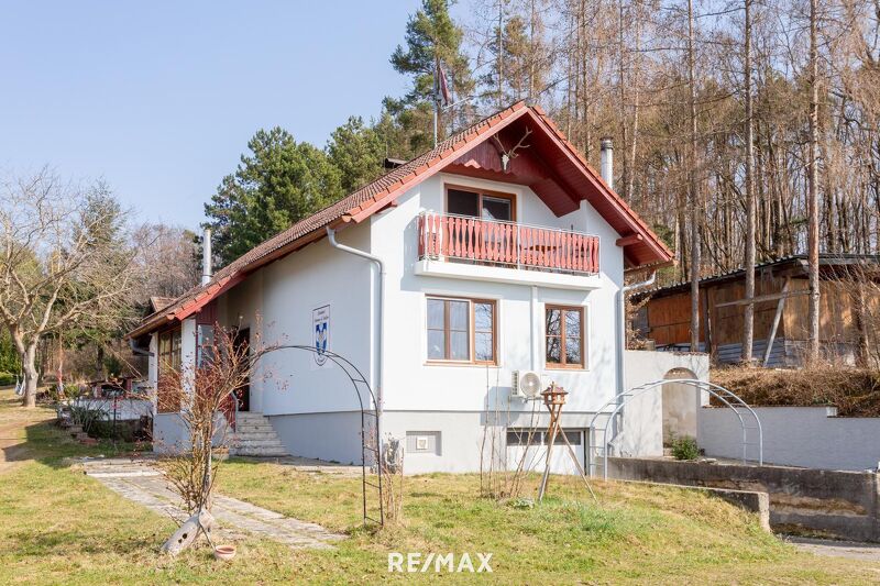 Landhaus in erhöhter Aussichtslage mit weitläufigem Grundstück im schönen Strassertal