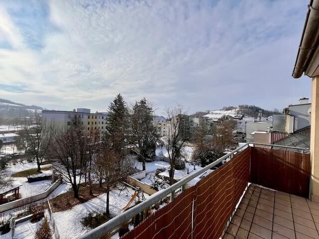 Helle 4-Zimmer-Dachgeschosswohnung mit Terrasse & TG-Platz
