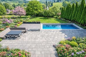 Designhaus mit Pool und Panoramablick in absoluter Ruhelage
