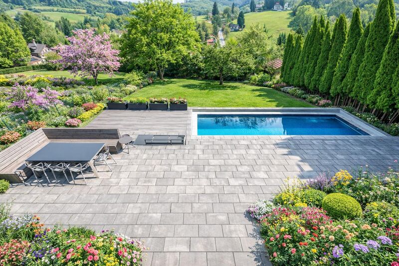 Designhaus mit Pool und Panoramablick in absoluter Ruhelage