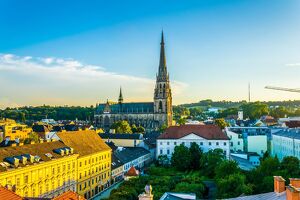 SEHR ZENTRAL in LINZ - Stadthaus - gute Sichtbarkeit - attraktive Rendite - DG Ausbaupotenzial mit Panoramasicht