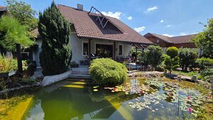 Besondere Gelegenheit - Kompaktes Einfamilienhaus mit traumhaftem Garten und idyllischem Teich