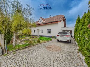 Traumhaftes Einfamilienhaus mit weitl&auml;ufigem Eigengarten inklusive Pool, gro&szlig;z&uuml;gigem Kellerbereich und zentraler Lage in Wels