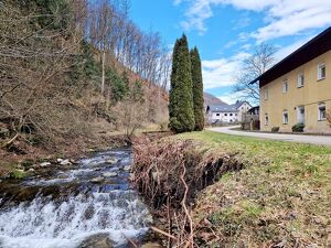 Idyllisches Zweifamilienhaus direkt am Haselbach/Leonfeldner Stra&szlig;e