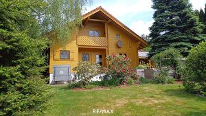 Charmantes Holzhaus mit wundersch&ouml;nem Garten in St. Roman
