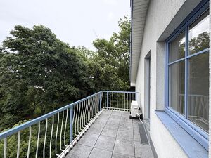 Unbefristete 3-Zimmer-DG-Wohnung mit Balkon und Gr&uuml;nblick // 3-Room Attic Apartment for Rent on an Unlimited Lease, with Balcony and Green Views //