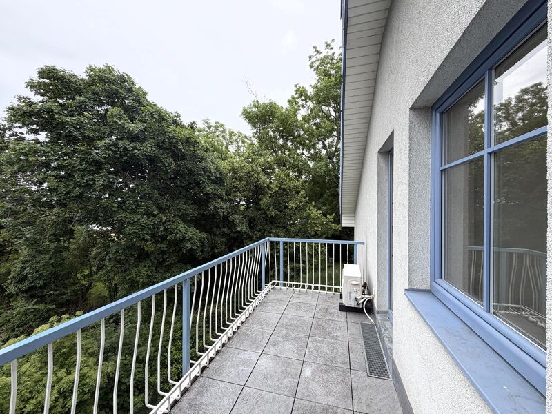 Unbefristete 3-Zimmer-DG-Wohnung mit Balkon und Grünblick // 3-Room Attic Apartment for Rent on an Unlimited Lease, with Balcony and Green Views //