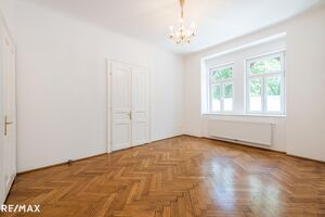 Modernes, gro&szlig;z&uuml;giges Altbaujuwel, mit Balkon und ca. 40 m&sup2; Keller!